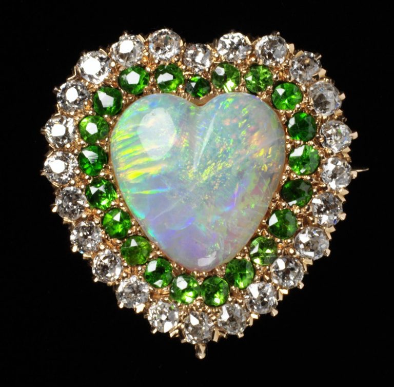 Brooch in the form of a heart in gold with opal