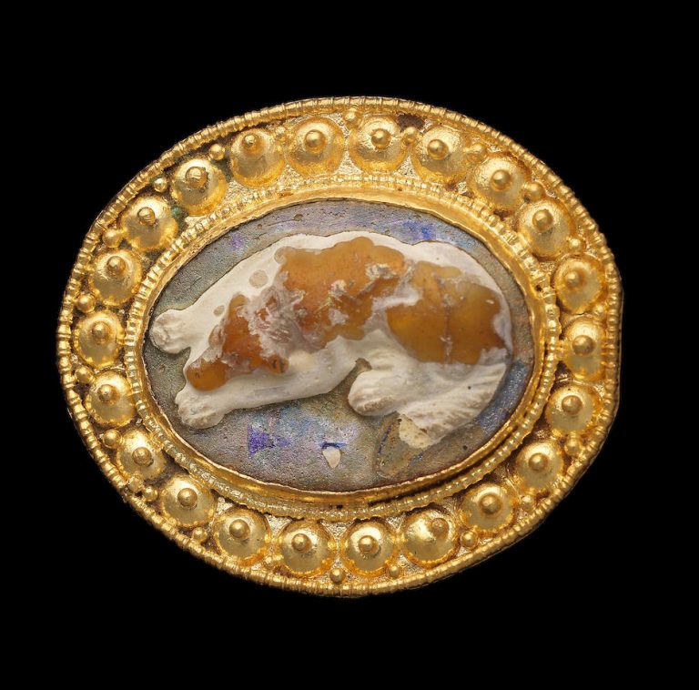 A Roman gold and glass cameo brooch Circa 2nd-3rd Century A.D.