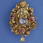 Cluster brooch; gold; central sapphire setting
